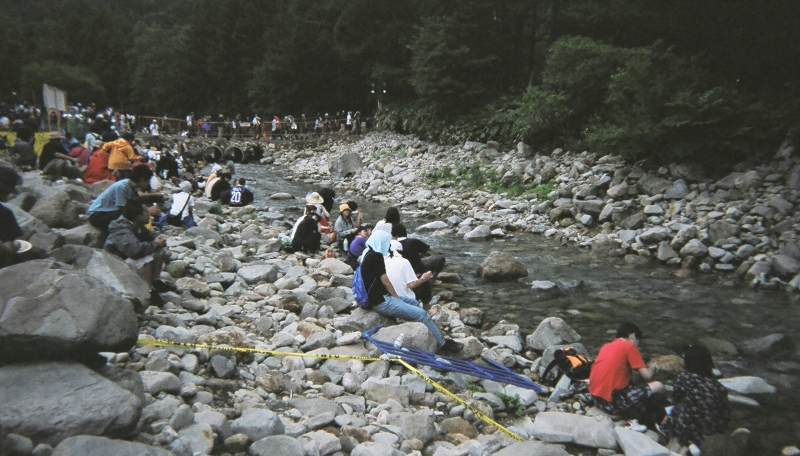 下流から橋を望む。 