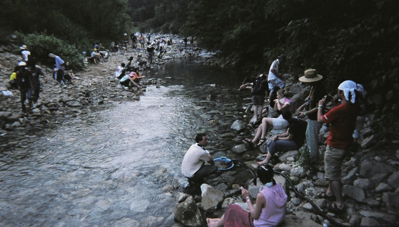 かなり上流まで人がいます。 