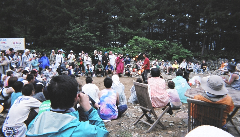 このあと、火を口の中に飲み込みました。 