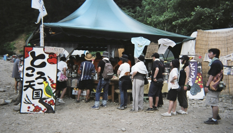 ホワイト・ステージ手前にあるところ天国。ところてんも売っています。合法大麻で作ったビールも売っています。