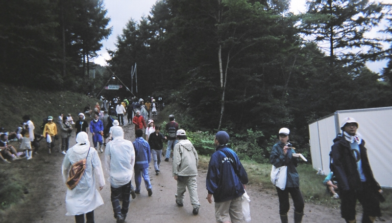 ホワイト・ステージを抜けると正面にミラー・ボールがあります。ここからアバロン・フィールドになります。