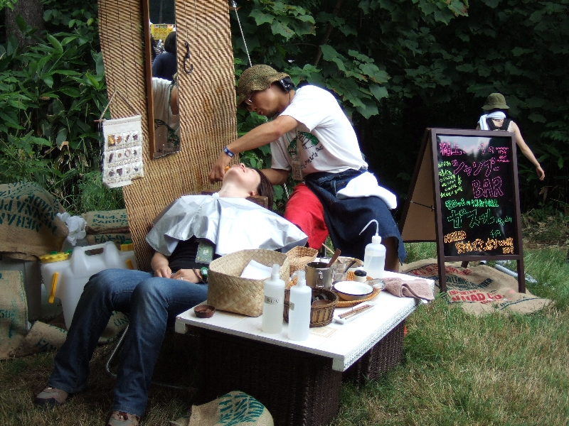 粘土とハーブでシャンプーしてくれる店。これもステージ側。