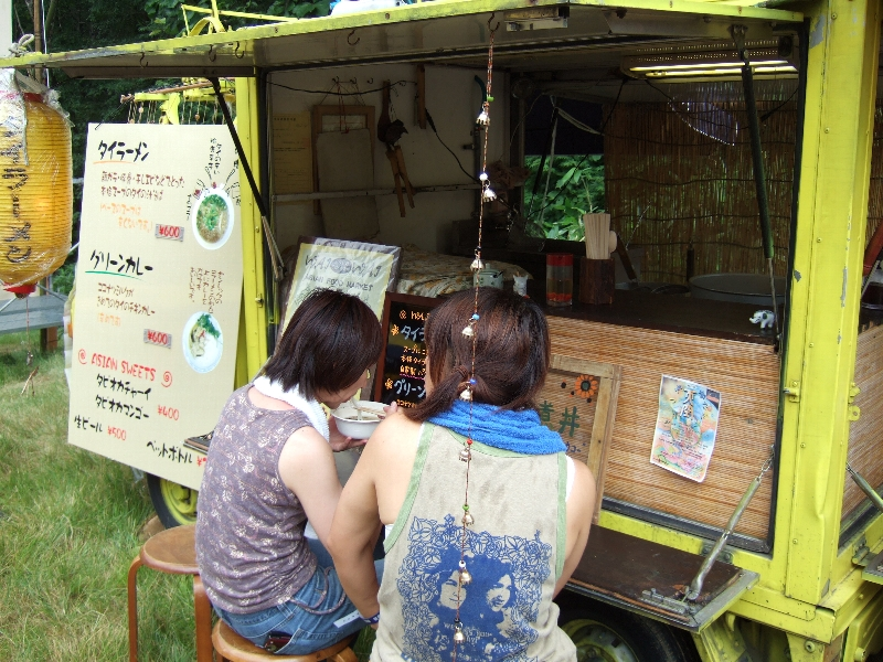 食事を提供しながらアバロン・フィールドの雰囲気に合わせた出店。