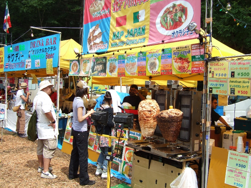 肉の回し焼きをしている出店はほかにもありますが、肉が雨に濡れてもそのままにしているところもあります。