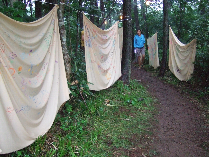 V字の端と端を結ぶ小道にある落書き用布。