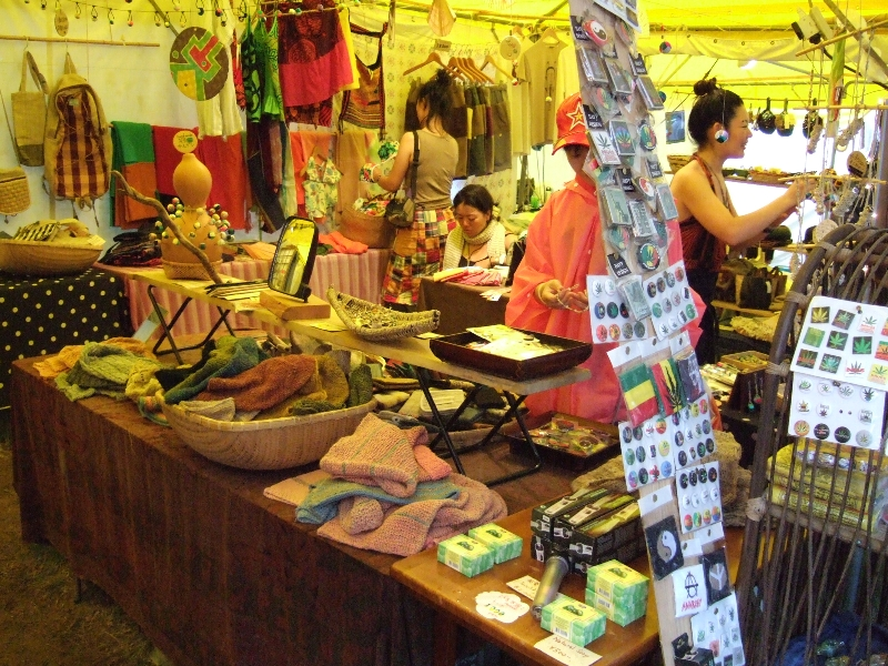 アバロン・フィールドやフィールド・オブ・ヘブンには手作り感覚の素朴な衣類や雑貨を売る店が多い。