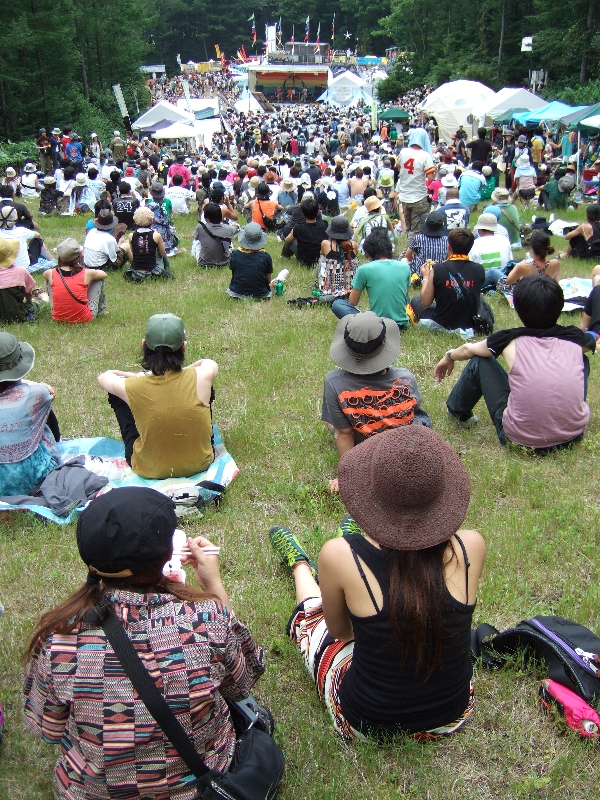 最後尾から。これはポカ・スカ・ジャンではありません。人気アーティストの場合、このあたりまで人で満杯になり、あまり自由に動けません。