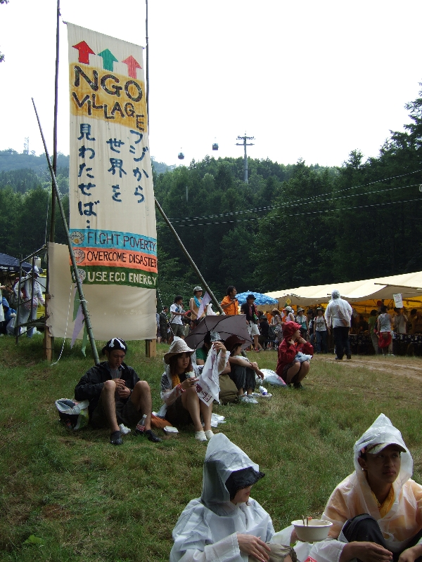 アバロン・フィールドはV字型になっており、一方がステージ、もう一方が食事どころとNGOビレッジになっています。ホワイト・ステージに近い方が食事どころ、フィールド・オブ・ヘブンに近い方がステージで、その接点に朝霧ランドがあります。NGOビレッジは食事どころの奥になっています。