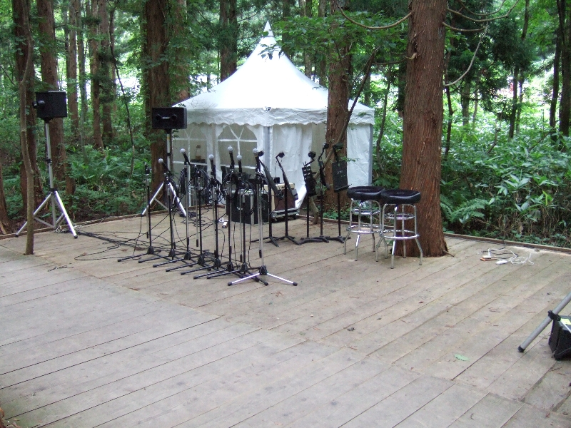 途中にあるステージ。04年から設置されました。木道亭と呼ばれます。本来は車いすの人がキャンプをするところです。05年は午後3時と5時にライブをやっていたようです。これも今年から事前にタイムテーブルが発表されましたが、見る場合は一度ボードウォークから降りなければなりません。収容人数も100人以下でしょう。