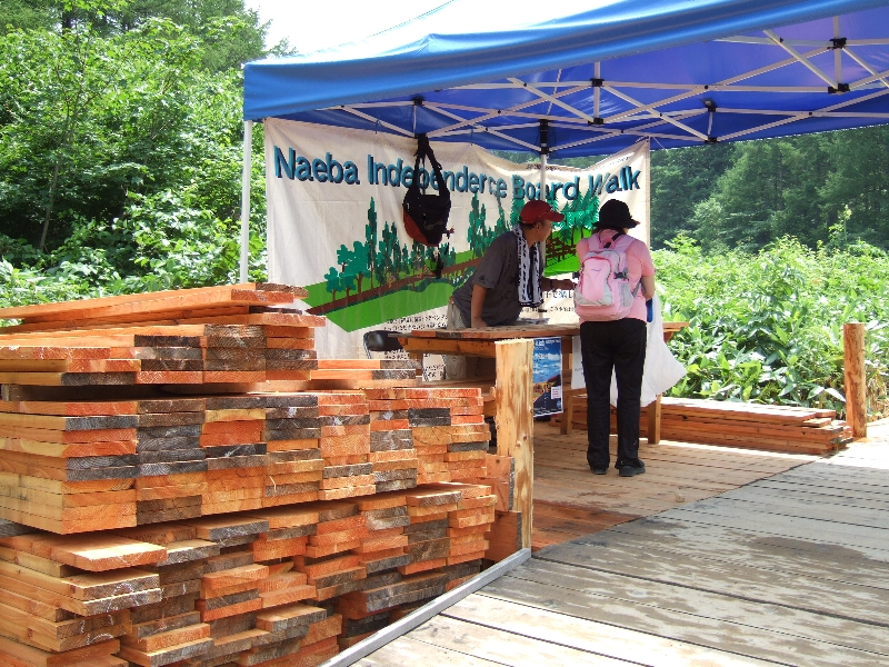 ボードウォークのホワイト・ステージからグリーン・ステージに抜けるコース。入り口にボードウォークの板を販売する場所があります。1枚1000円。1人で何枚でも購入可能なので、5枚や10枚一組で絵やメッセージを書くこともできます。オレンジコート、フィールド・オブ・ヘブン行きコースでは約2000枚の板が使われています。