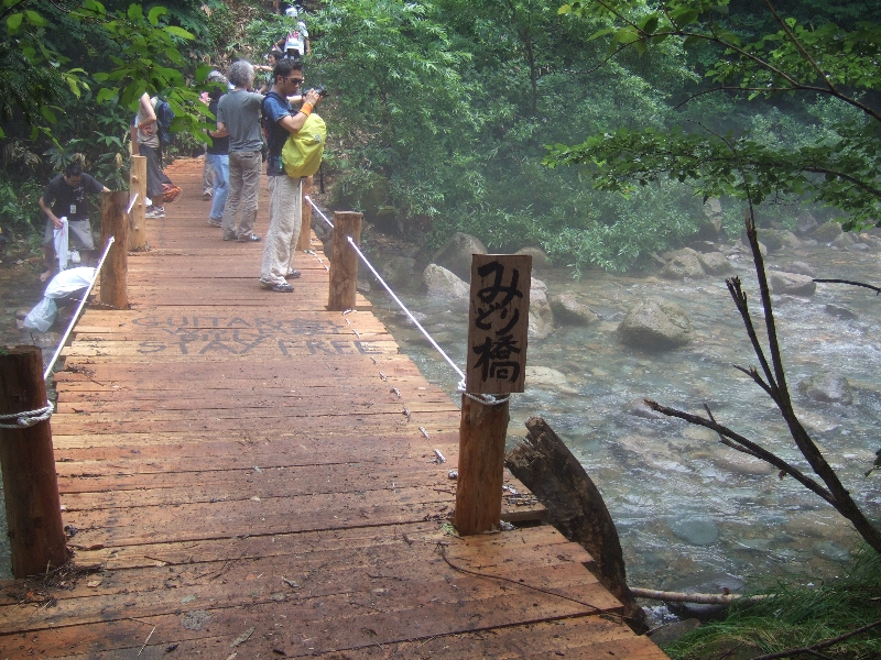 最終地点になると浅貝川に橋がかかっています。右側が上流、左側が下流で、ところ天国の河川敷に流れていきます。