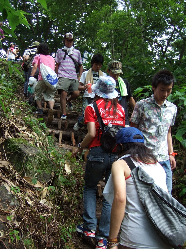 橋を渡れば階段です。本来は一方通行です。