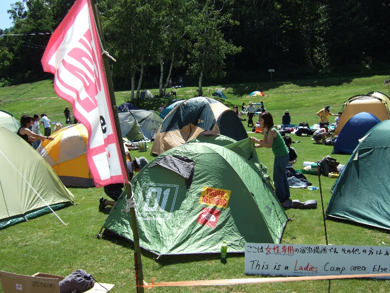 入り口に最も近い女性専用エリア。キャンプ利用者の全員が女性でなければここにテントを張ることはできません。グループでテントに泊まる場合、1人でも男性がいればここを利用することはできないので、他の一般エリアに設営することになります。