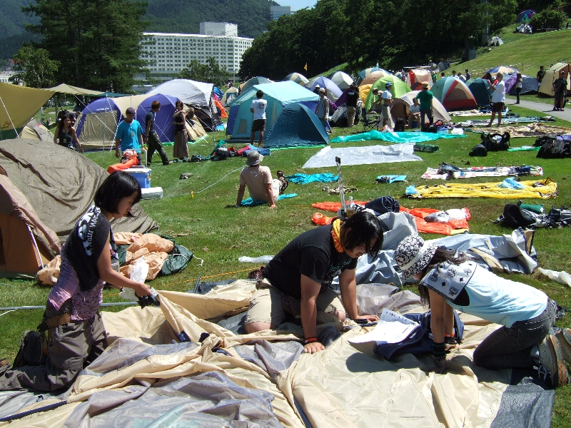 テント設営の様子。フジロックフェスティバルの前に、2、3度訓練をしておいた方が順調に設営できます。