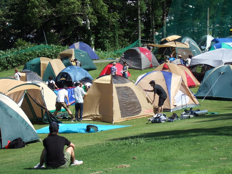 テント設営の様子。設営は平らな場所がよい。傾斜があると、テントの中で体がずり落ちていきます。寝ているときも同様なので、寝心地はよくありません。