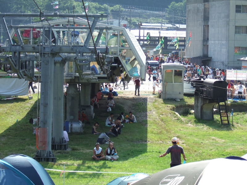 ゴンドラの下も避暑地になっていますが、本来は立ち入り禁止です。