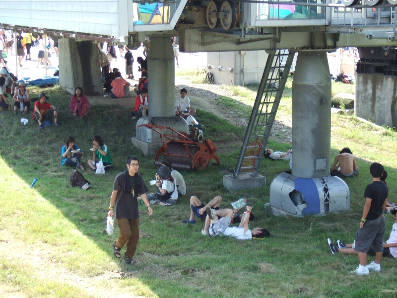 晴れている場合、直射日光に当たるだけで相当暑いので、日陰に人が集まるのはやむを得ないところがあります。