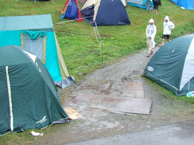 AサイトとBサイトが交わるところ。雨が降るといつも水たまりができます。03年の時は会場内並みの泥道になっていましたが、05年は板が敷かれていました。