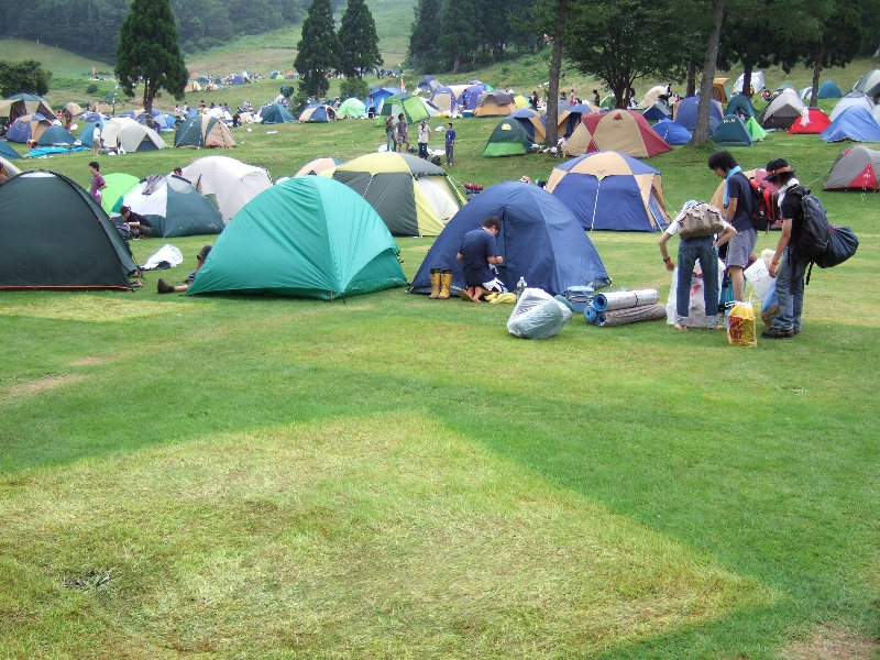 最終日の翌日、テントを撤収。午前9時ごろ。キャンプサイトは午前11時までに出ていかなければなりません。駐車場を利用している場合、午後0時までに出庫しなければいけないので、駐車場までの移動時間などを見越して撤収する必要があります。