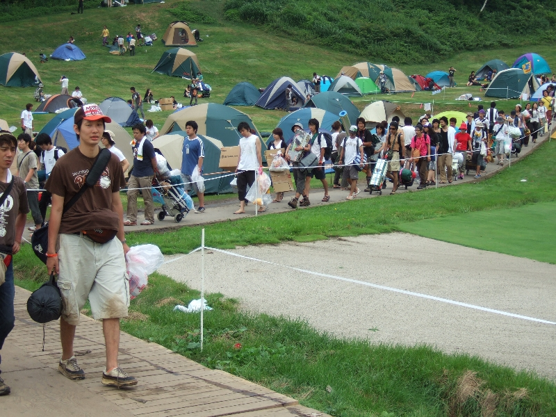 帰路につく人の波。
