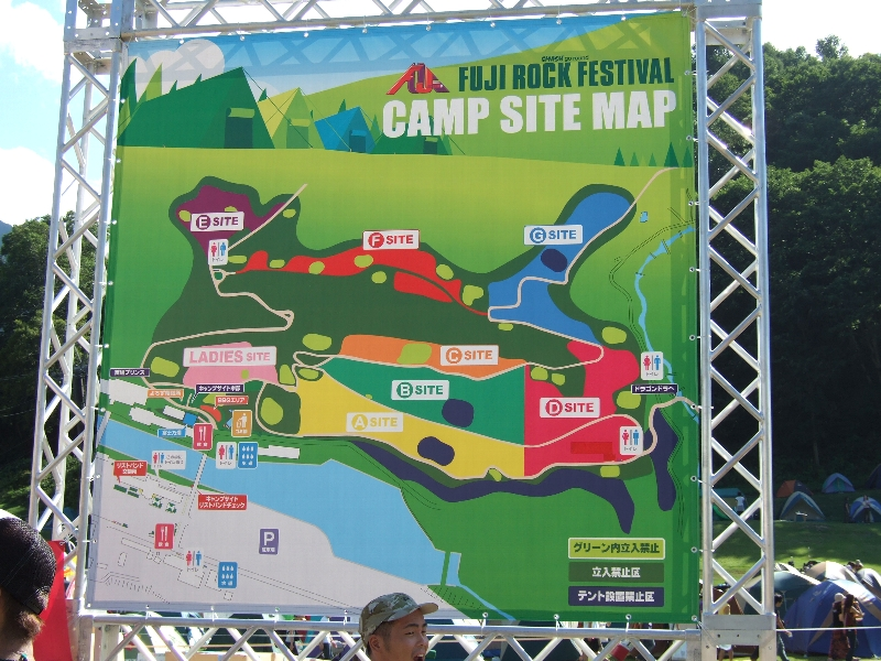 キャンプサイト入り口にある概略図。04年はE、F、Gがビニールテープで消され、Dサイトまでの表記でした。05年は利用者が多いのでE、F、Gサイトまで明示されています。D、E、F、Gサイトは相当の距離を覚悟しなければなりません。C、E、F、Gサイトは相当の坂登りを覚悟しなければなりません。Dサイトは夜間、レッドマーキーの音を覚悟しなければなりません。A、Bサイトでもレッドマーキーとザ・パレス・オブ・ワンダーの音が聞こえます。A、Bサイトは前夜祭のうちにかなり埋まってしまいます。