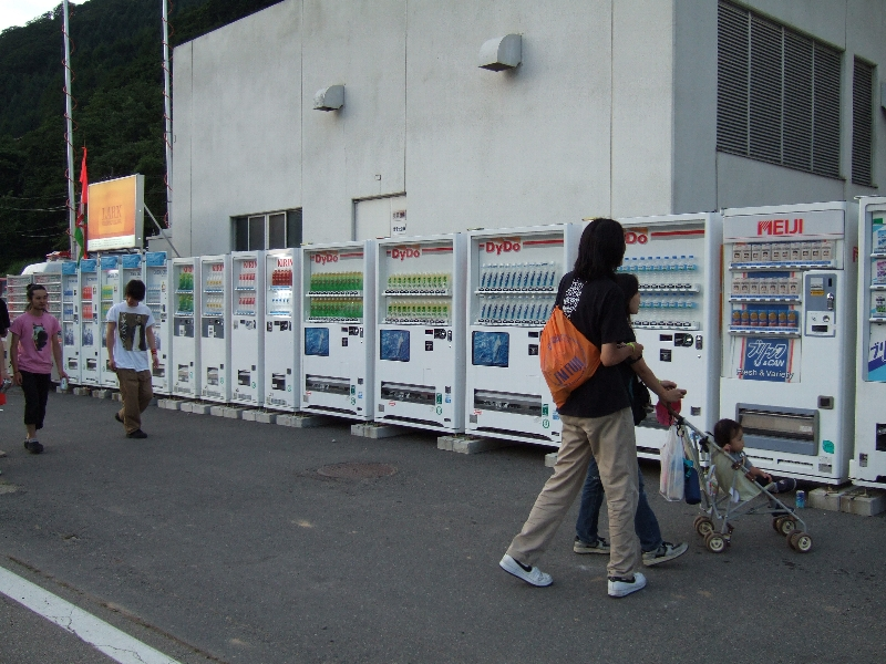 キャンプサイトを出たところにある臨時自動販売機。