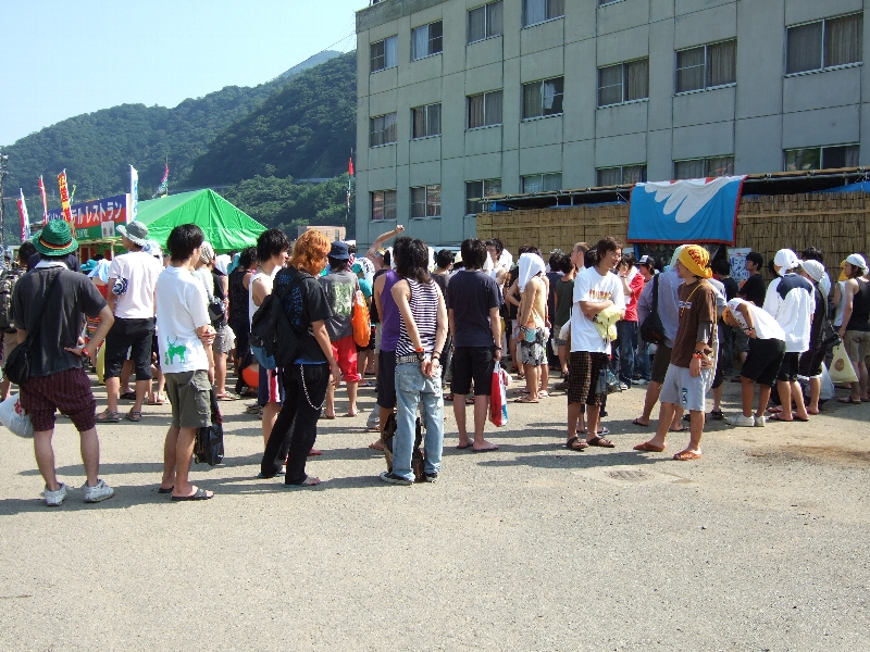 シャワーに並ぶ人。朝はもっと多い人が並びます。頭を洗うだけでいいなら、洗面所の隣で十分です。シャワーから1人出れば1人入るというシステムになっています。