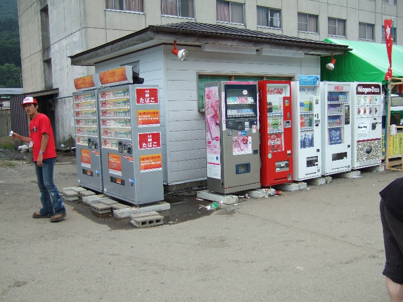 臨時設置された自動販売機。ハーゲン・ダッツはおそらく会場周辺で唯一でしょう。赤いTシャツを着ている人は、フジロックフェスティバル限定のライターがついてくることを宣伝しているたばこメーカーの担当者。