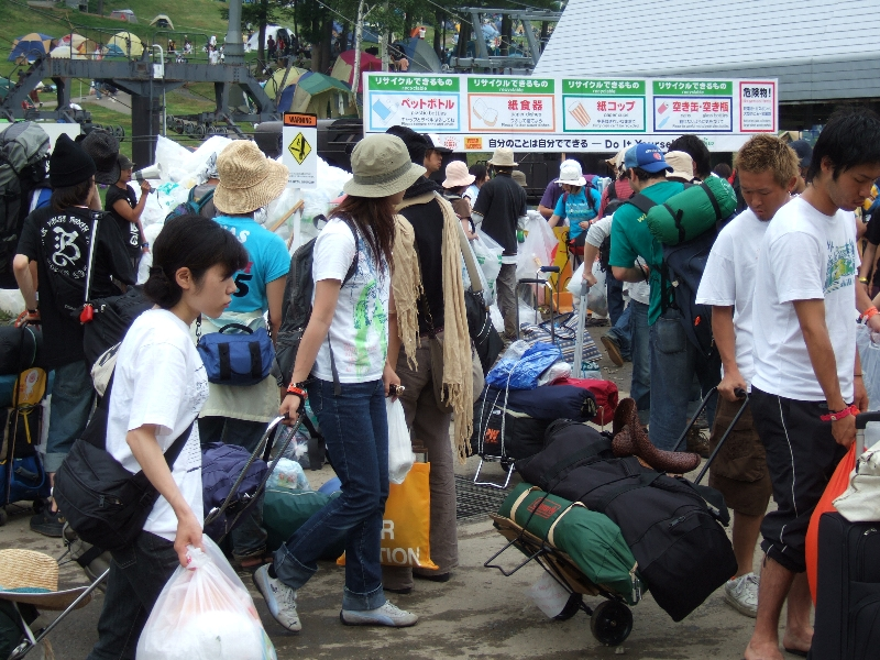 最終日翌日の朝、荷物一式を持って帰宅する人々。カートを利用する人がほとんどです。