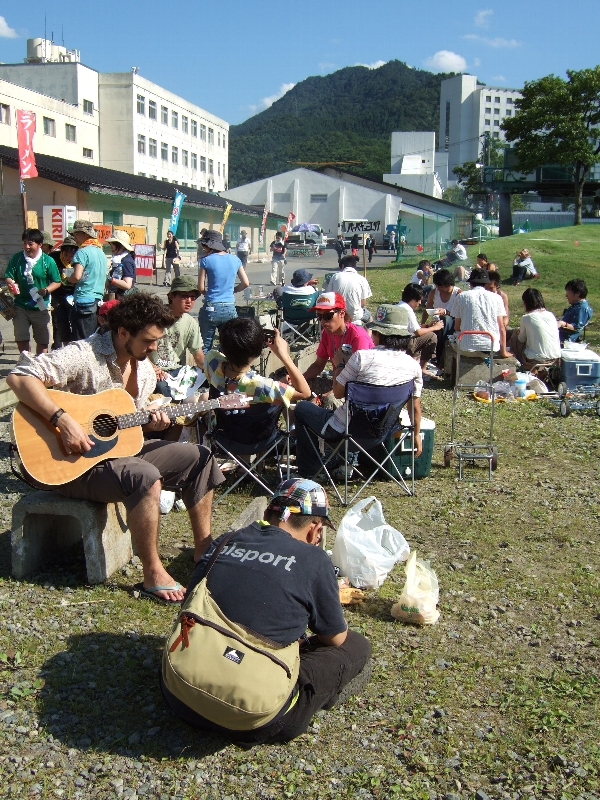 バーベキューエリアの向こう側の道は、苗場プリンスホテルに宿泊している人が通る道です。