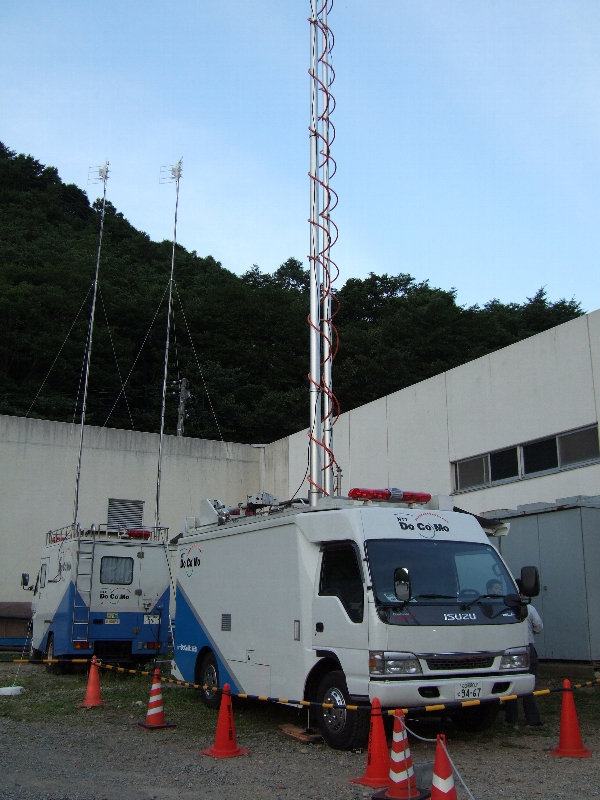 ＮＴＴドコモの臨時中継局。グリーン・ステージからキャンプサイト周辺であれば電話もメールも特に問題なく使えます。NTTドコモ以外の業者は不明です。