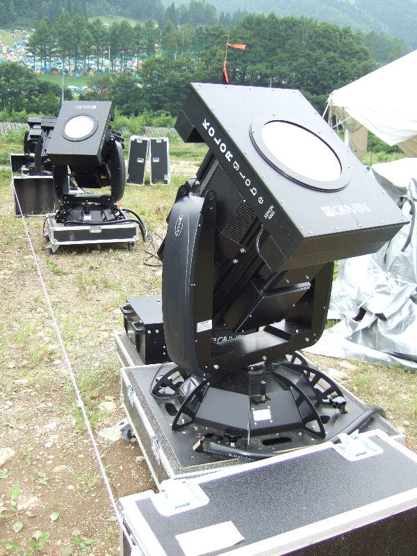 夜間に空を照らしている光線はここから発しています。場内1の駐車場の一画にあります。