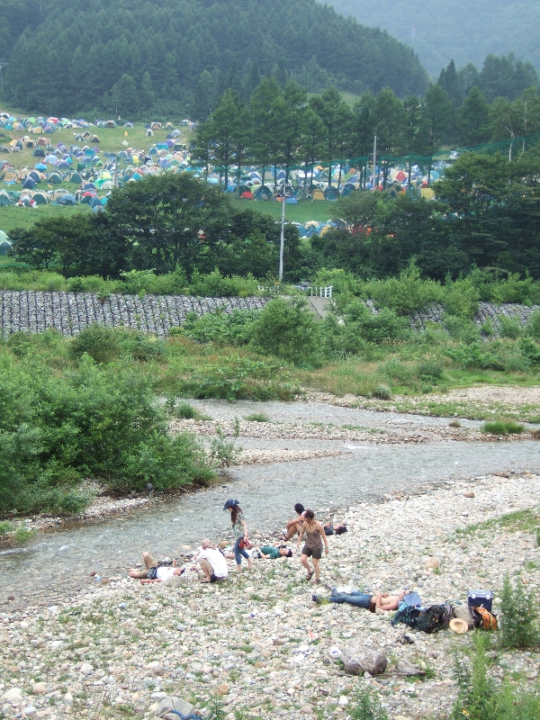 場内1の駐車場から浅貝川の河川敷に降りて涼む人。