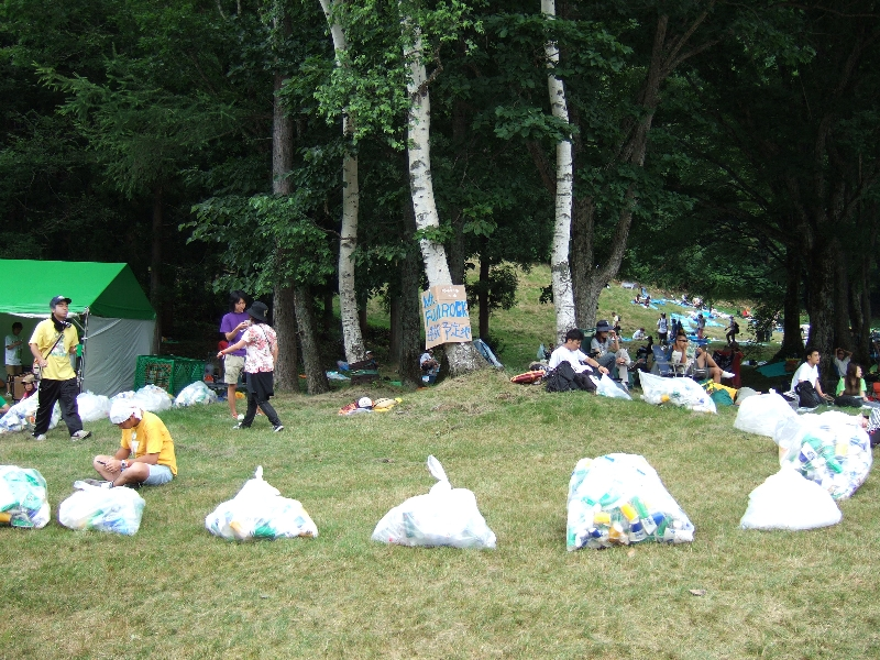 分別されたごみの袋が集積される場所。3日目にはごみの山ができます。