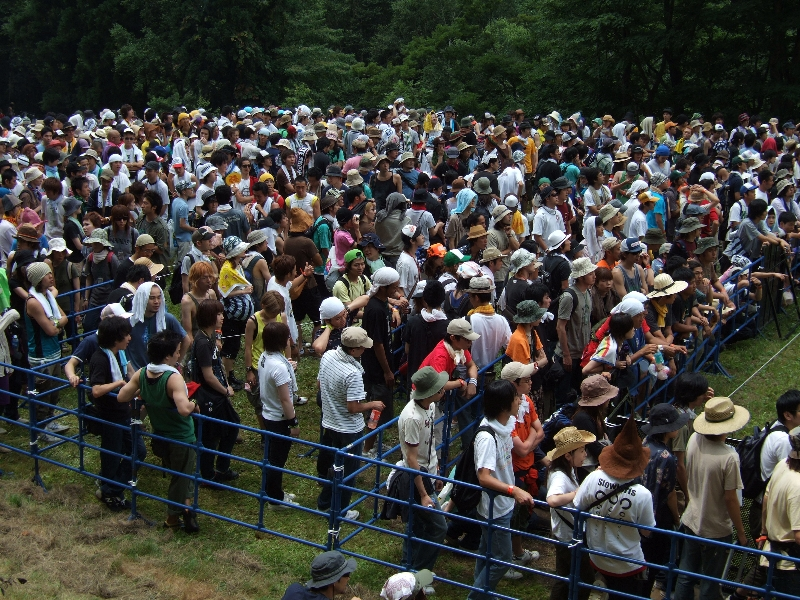 長ければ1時間から2時間並ぶので、その時間はステージを見るのをあきらめることになります。朝の開場と同時に行けば、午前9時から10時すぎまではそうした犠牲を払わずにすみます。