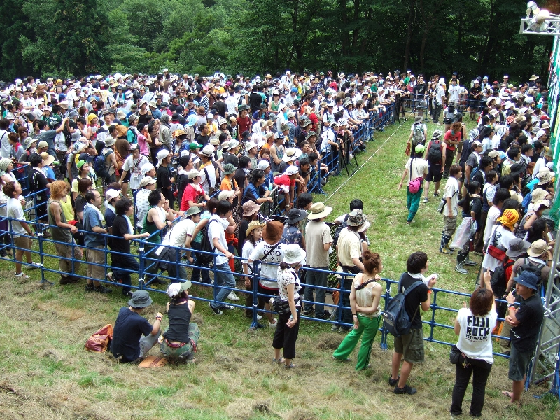 アーティスト・グッズ売り場。場外ショップエリアと同様、人気のTシャツは早く売り切れます。午前9時から午前0時まで。