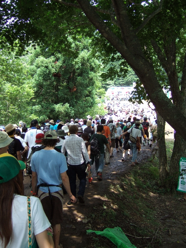 グリーン・ステージに近いところ。奥に見えるのはグリーン・ステージとホワイト・ステージに出演するアーティストのTシャツなどを販売するところ。