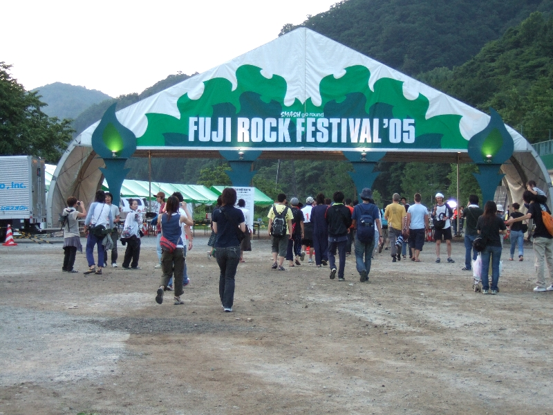 入場ゲート。前夜祭開場は午後6時で、入場ゲート前には行列ができます。その行列もすぐに解消され、30分後にはスムーズに入場できるようになります。開場の6時前には女性の声による公式アナウンスがあり、ゲート周辺の参加者がどよめきます。