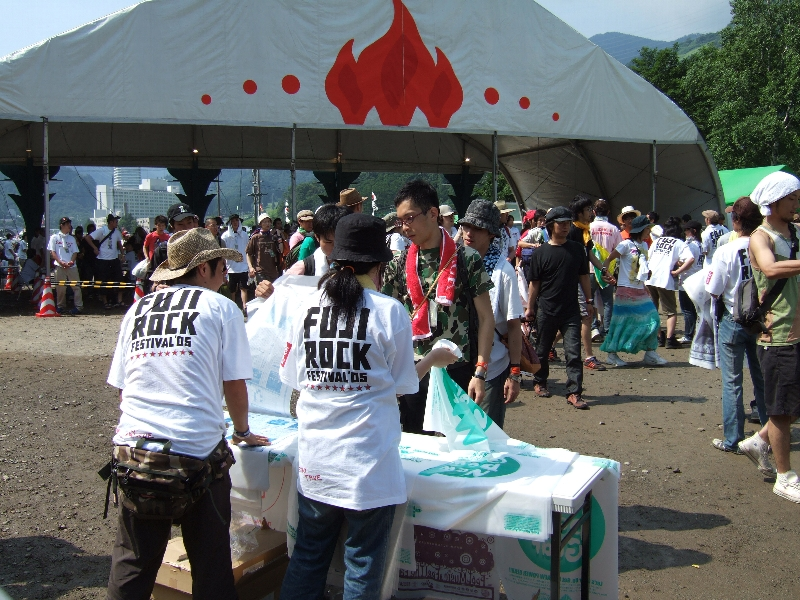 入場ゲートを通過すると、ボランティア団体がごみ袋を配っています。雨よけとして荷物を入れておくこともできるので、もらっておいた方が便利です。