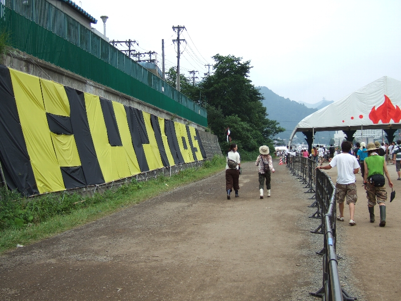 巨大な横断幕。
