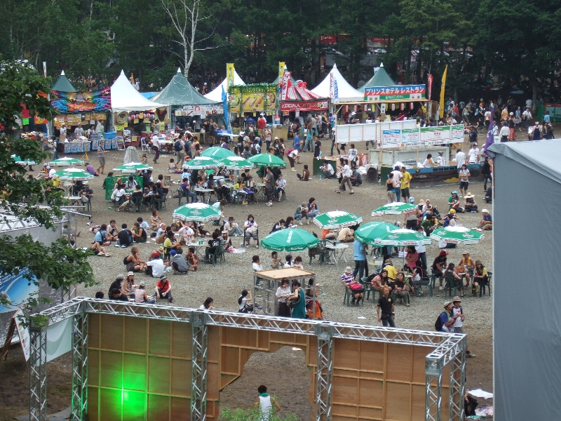 入場ゲート付近から見えるオアシスエリア。