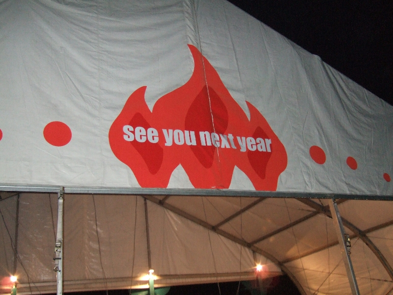 最終日の夜には入場ゲートが毎年「SEE YOU NEXT YEAR」と書かれます。