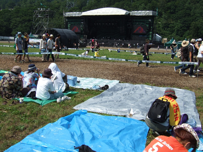 フジロックフェスティバルのメーン・ステージ、グリーン・ステージ。午前9時の開場と同時に入場すれば比較的見やすい位置が確保できます。