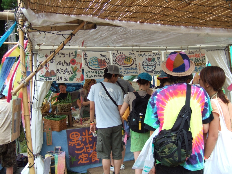 茶漬け、キュウリ、トマトなど、健康的なメニューの店。