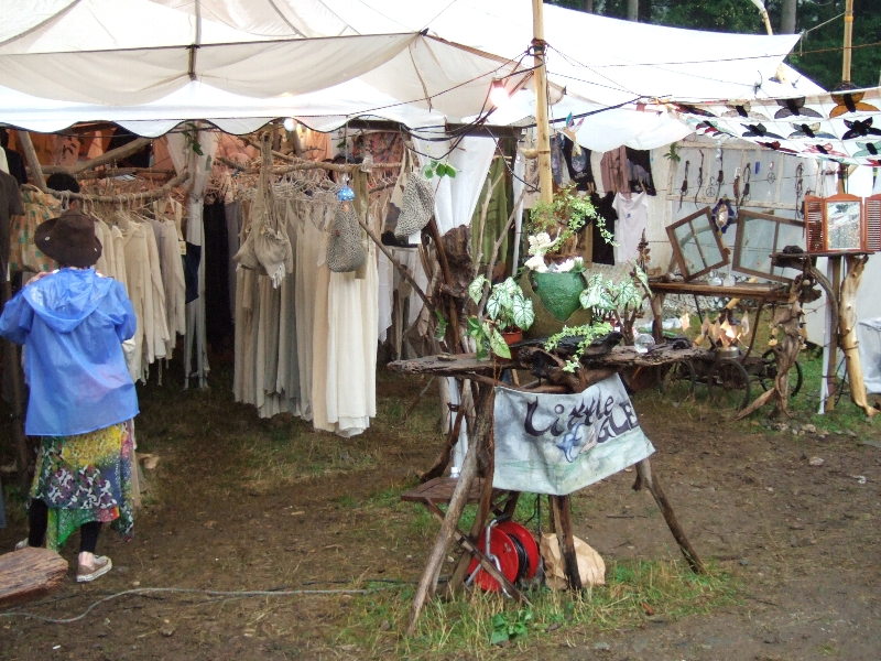 女性用衣類の多い店。