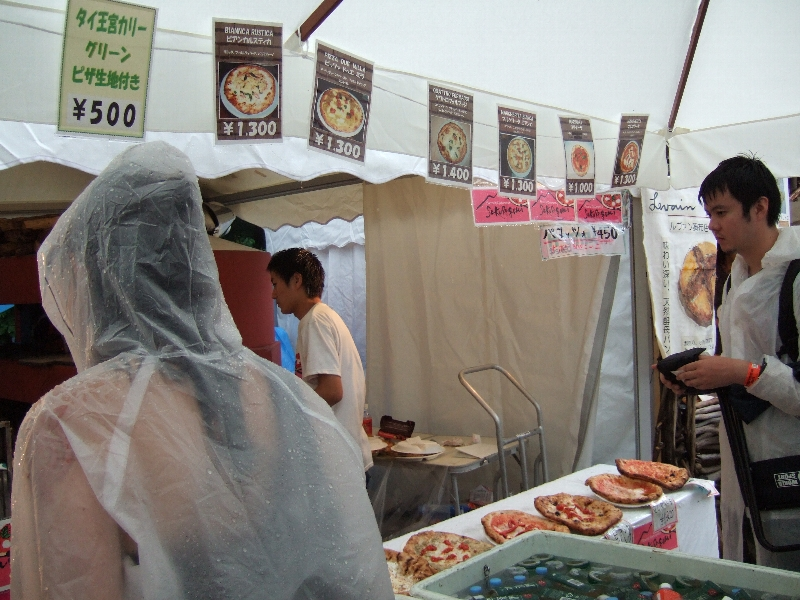 生地を焼く炉を持ち込んでいるピザ屋。量は多めです。