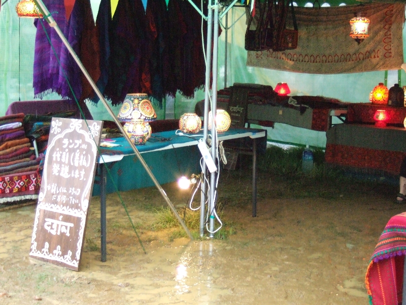 南アジア、西アジア等からと思われるストールとランプの販売店。