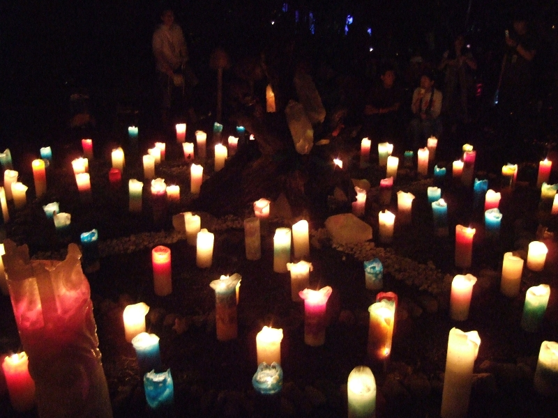 夜は色とりどりのろうそくがともされます。