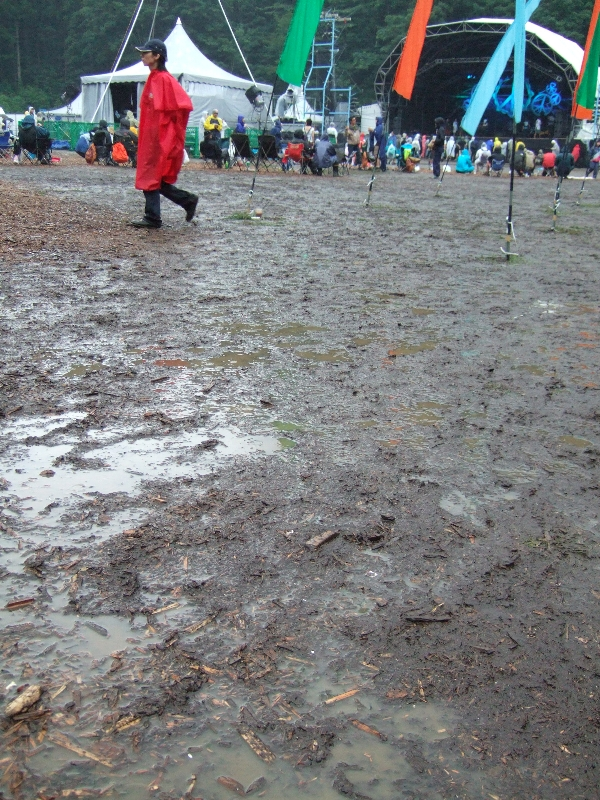 フィールド・オブ・ヘブン中心にステージを見る場合、いすを持参することは半ば必須です。雨が降った場合、地面に直接座ることはほぼ不可能です。