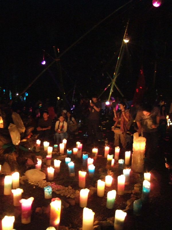 頭上にはミラーボールが風に揺られ、光が当てられているので会場全体が揺れているように感じられます。